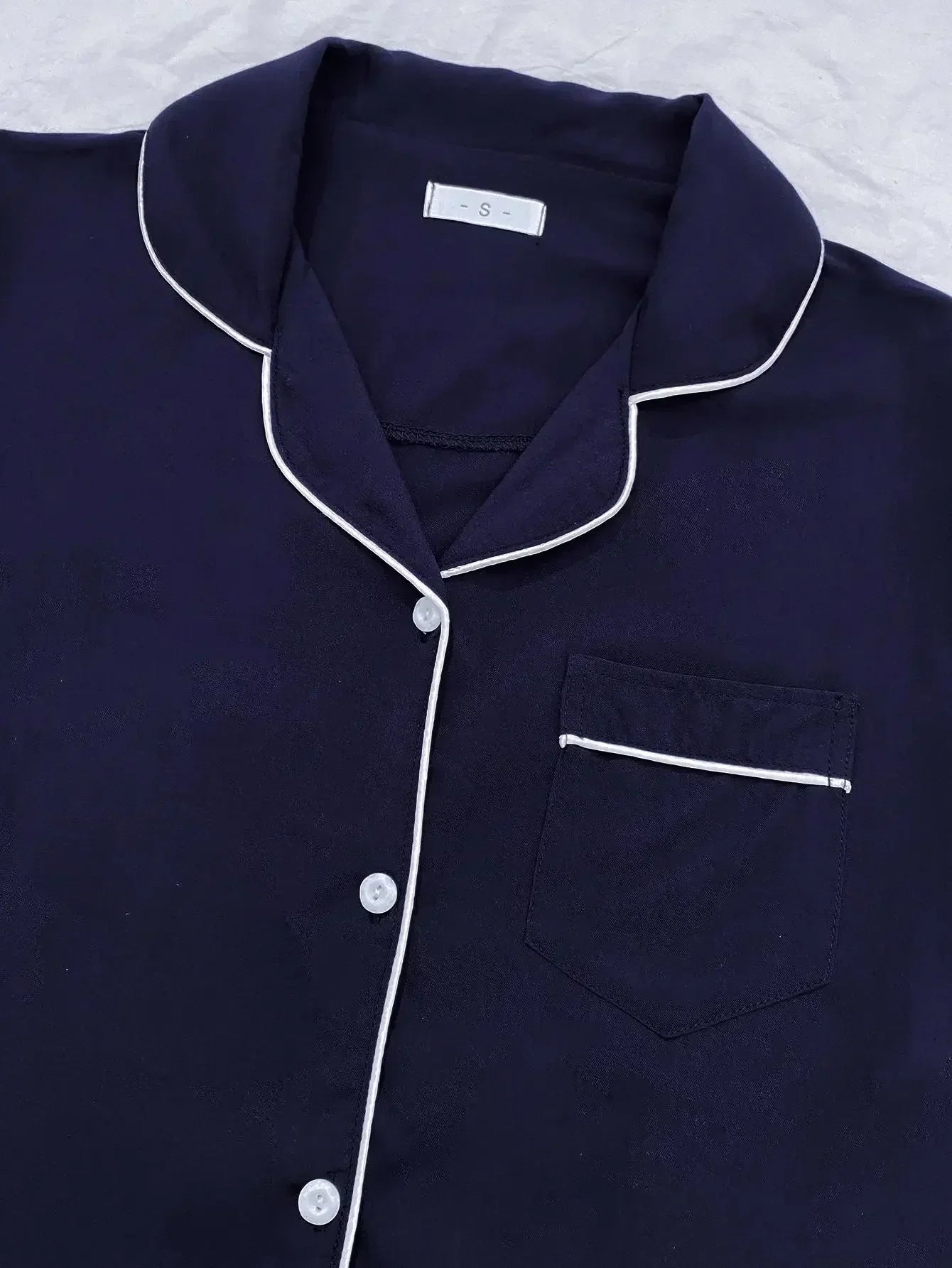 Pyjama Femme “Le Signature” – Ensemble en Satin Élégant avec Poches et Lisérés
