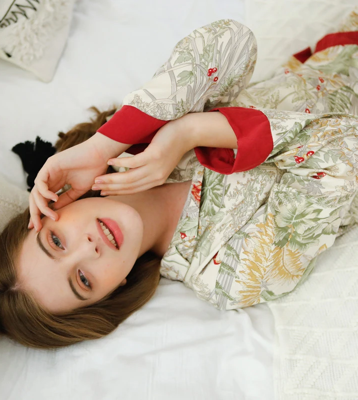 Pyjama Femme “Éveil Végétal” – Ensemble en Satin à Motifs Botaniques