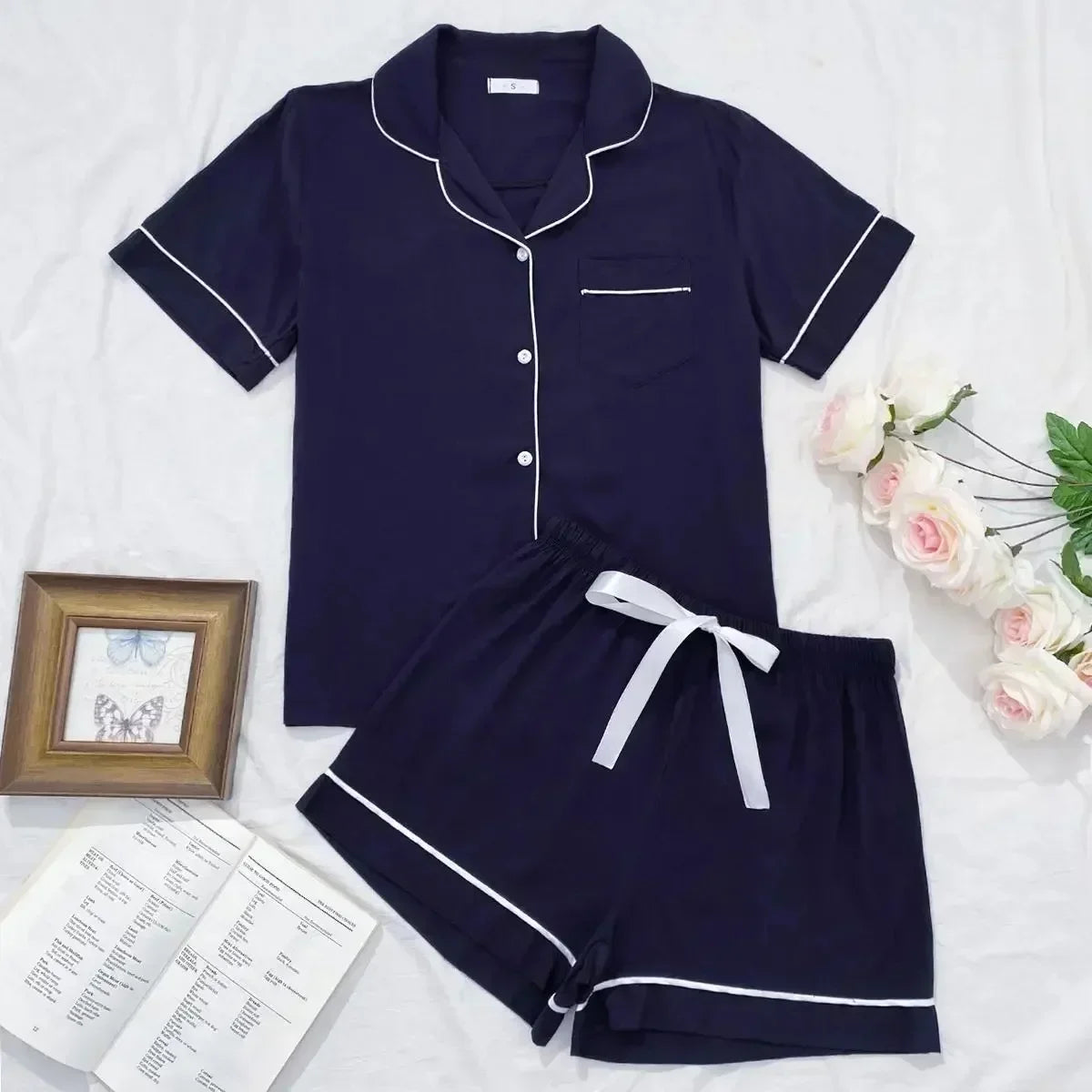 Pyjama Femme “Le Signature” – Ensemble en Satin Élégant avec Poches et Lisérés