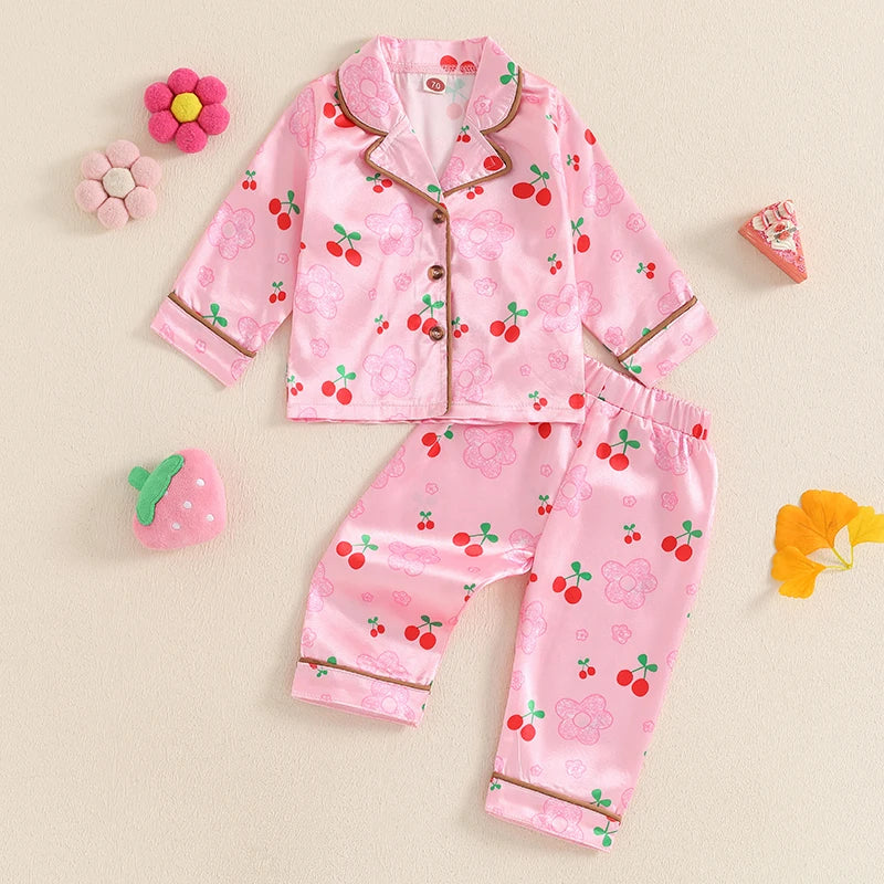 Pyjama Enfant “Satin Douceur Fruitée” – Ensemble Satin Rose à Motifs Fraises, Manches Longues