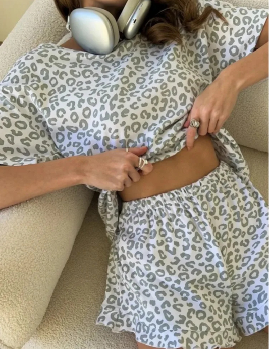 Pyjama Femme “Léopard Épuré” – Ensemble Été Léger en Satin Imprimé Léopard