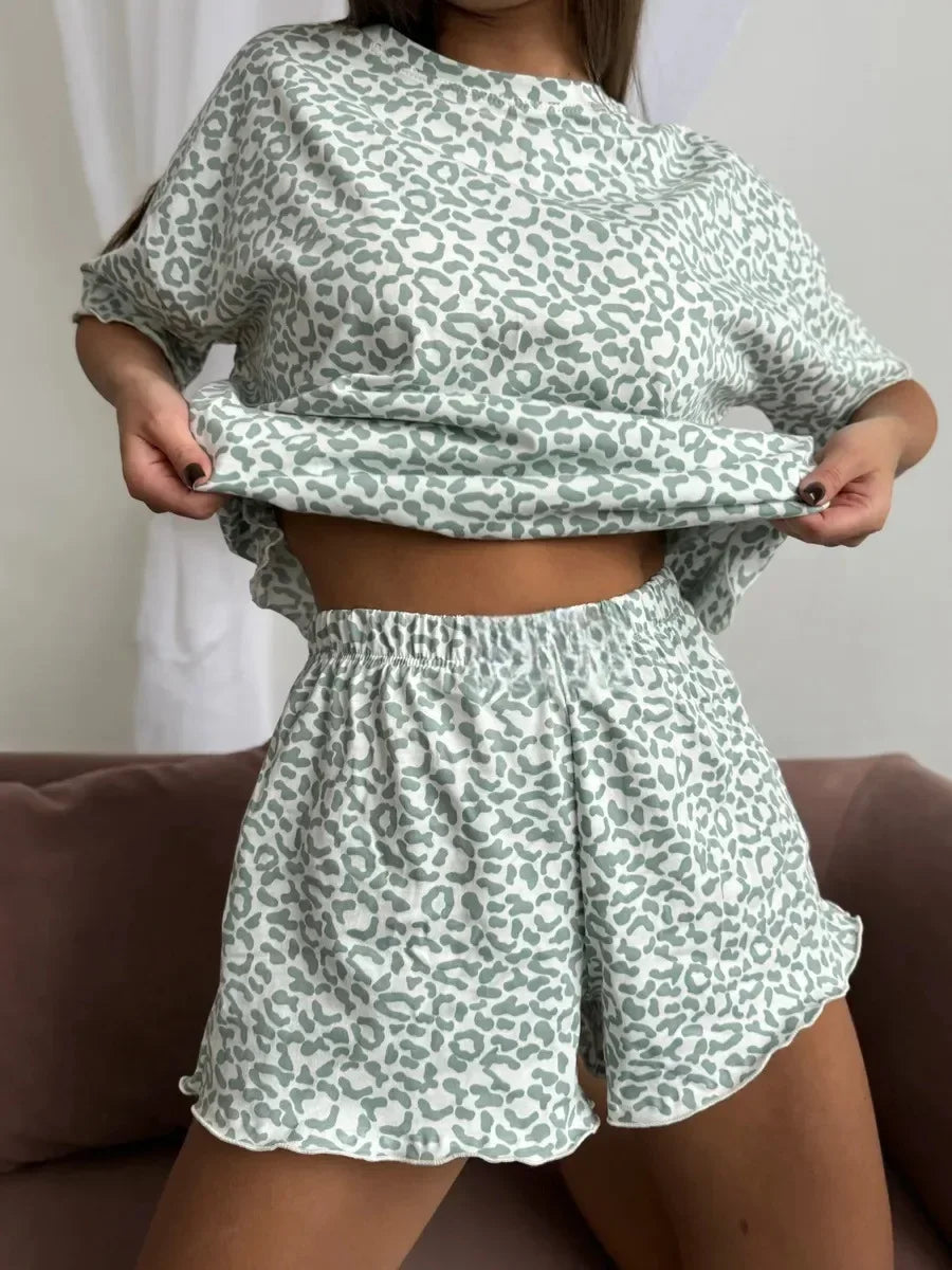 Pyjama Femme “Léopard Épuré” – Ensemble Été Léger en Satin Imprimé Léopard