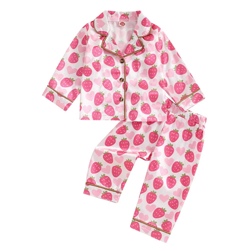 Pyjama Enfant “Satin Douceur Fruitée” – Ensemble Satin Rose à Motifs Fraises, Manches Longues
