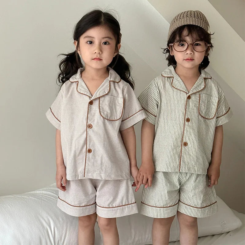 Pyjama Enfant Été “Carreaux Subtils” – Ensemble 2 Pièces en Coton Respirant, Manches Courtes, Style Classique