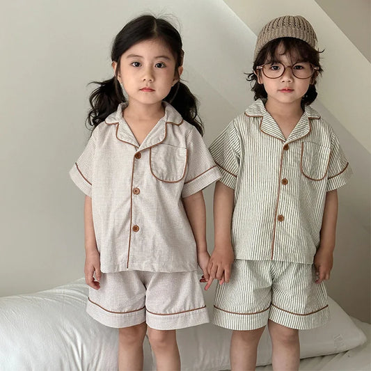 Pyjama Enfant Été “Carreaux Subtils” – Ensemble 2 Pièces en Coton Respirant, Manches Courtes, Style Classique