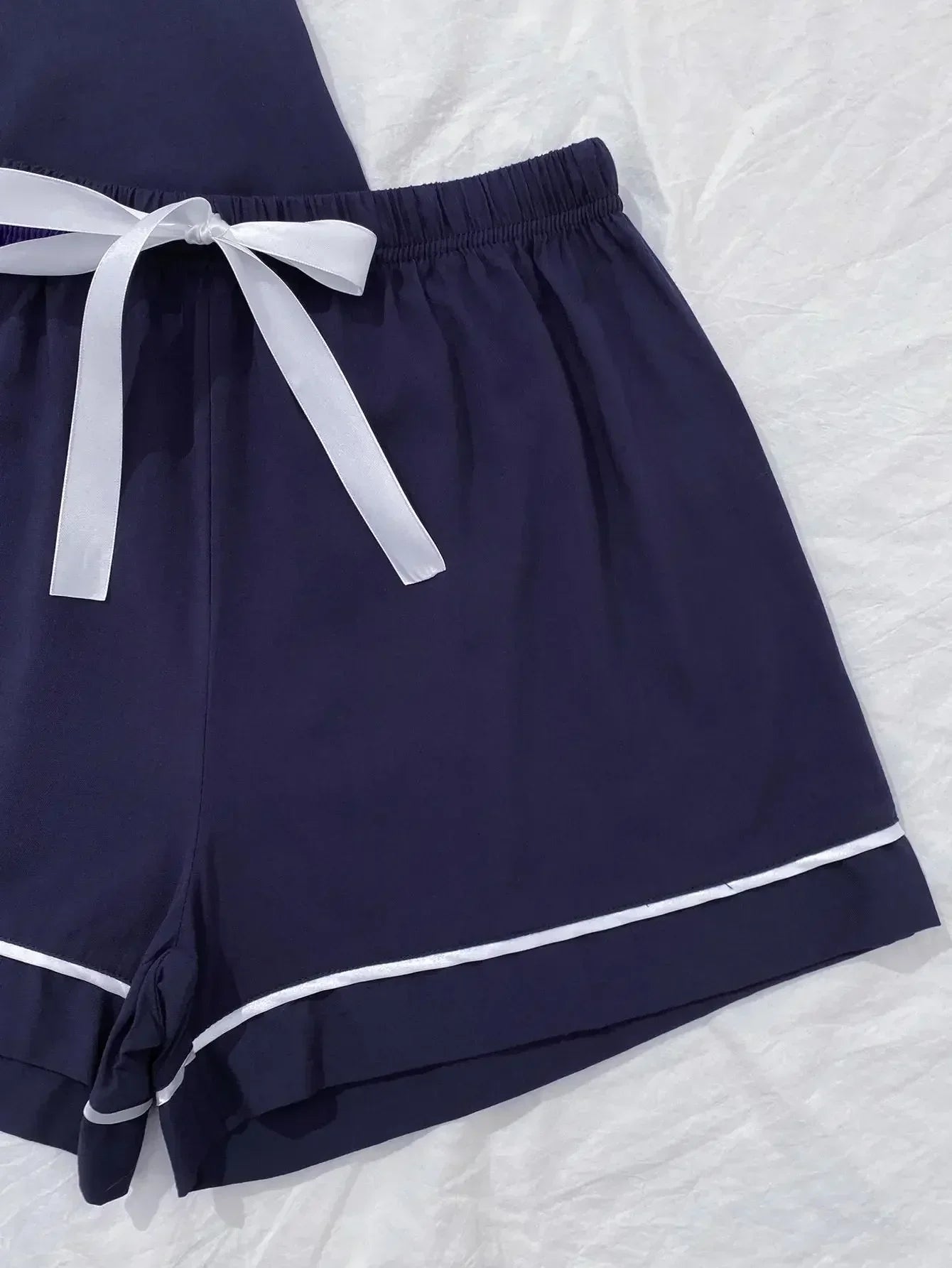 Pyjama Femme “Le Signature” – Ensemble en Satin Élégant avec Poches et Lisérés