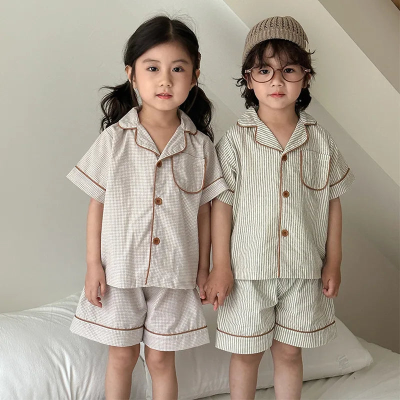 Pyjama Enfant Été “Carreaux Subtils” – Ensemble 2 Pièces en Coton Respirant, Manches Courtes, Style Classique
