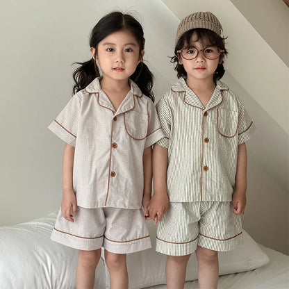 Pyjama Enfant Été “Carreaux Subtils” – Ensemble 2 Pièces en Coton Respirant, Manches Courtes, Style Classique
