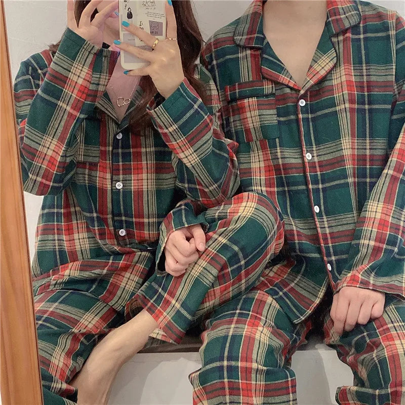 Pyjama Plaid “Veillée de Noël” – Duo Homme & Femme, Ensemble Chaud et Douillet
