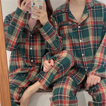 Pyjama Plaid “Veillée de Noël” – Duo Homme & Femme, Ensemble Chaud et Douillet