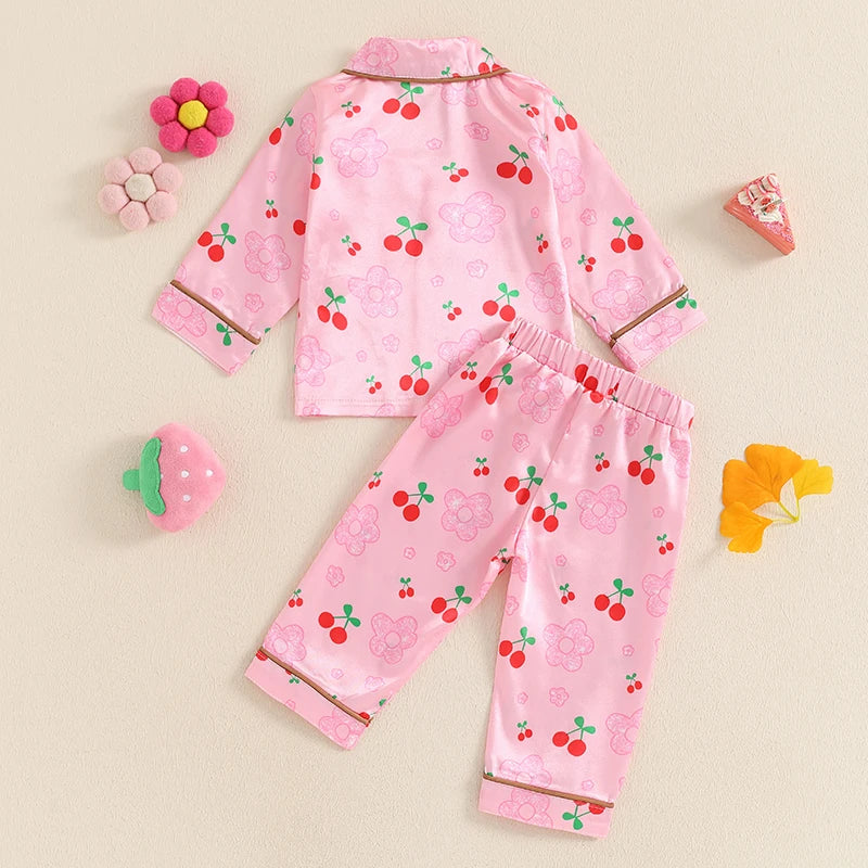 Pyjama Enfant “Satin Douceur Fruitée” – Ensemble Satin Rose à Motifs Fraises, Manches Longues