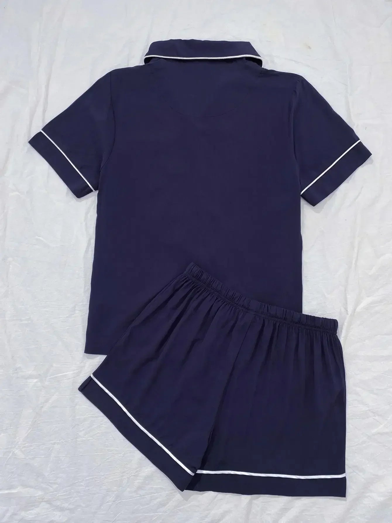 Pyjama Femme “Le Signature” – Ensemble en Satin Élégant avec Poches et Lisérés