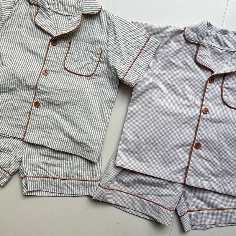 Pyjama Enfant Été “Carreaux Subtils” – Ensemble 2 Pièces en Coton Respirant, Manches Courtes, Style Classique