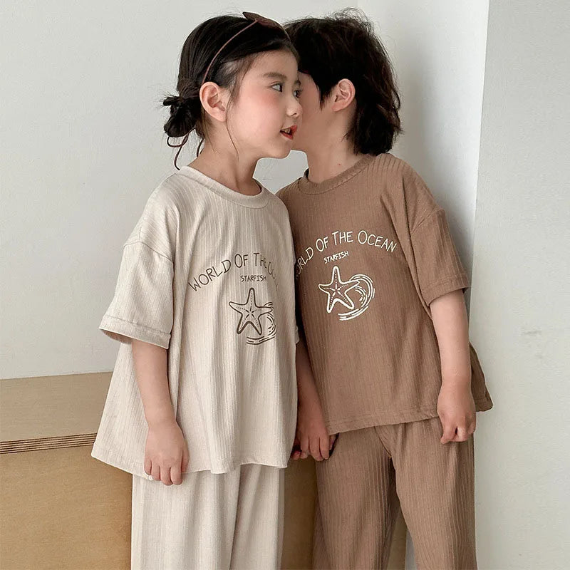 Pyjama Enfant Été “World of the Ocean” – Ensemble 2 Pièces en Coton Léger, Manches Courtes, Mixte