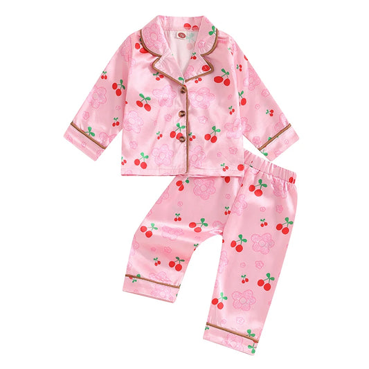Pyjama Enfant “Satin Douceur Fruitée” – Ensemble Satin Rose à Motifs Fraises, Manches Longues